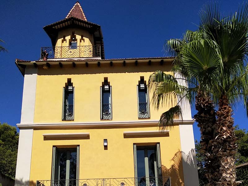 edificio amarillo