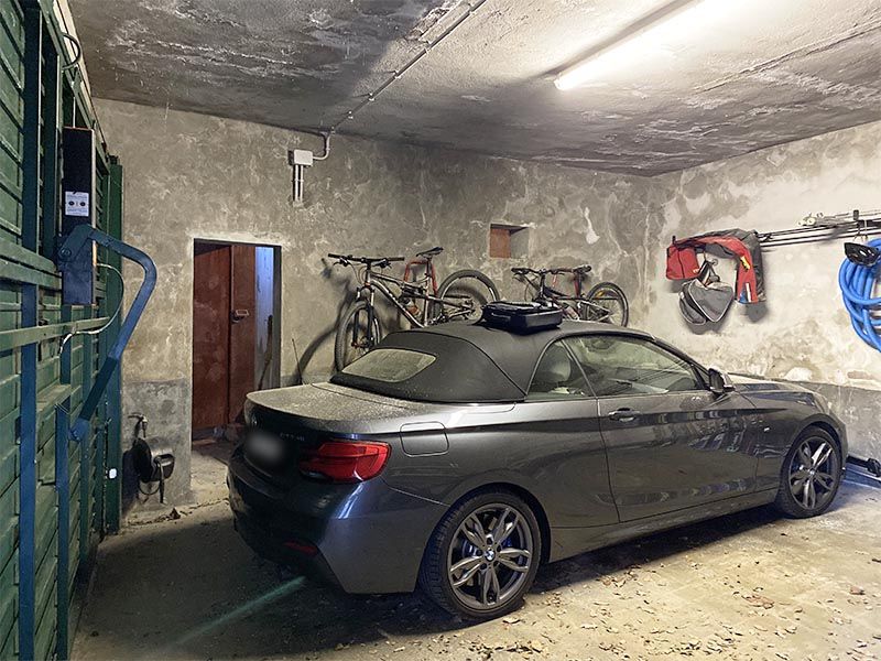 coche en garaje